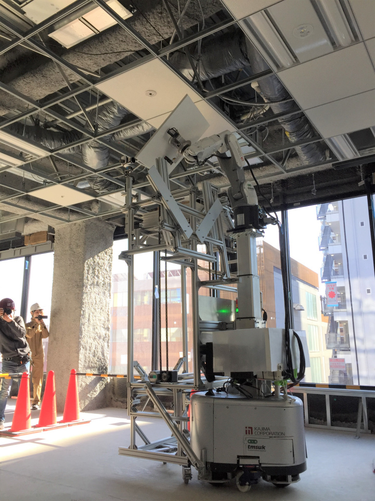 「大宮桜木町１丁目計画」工事で導入されたシステム天井の施工ロボット（鹿島建設）