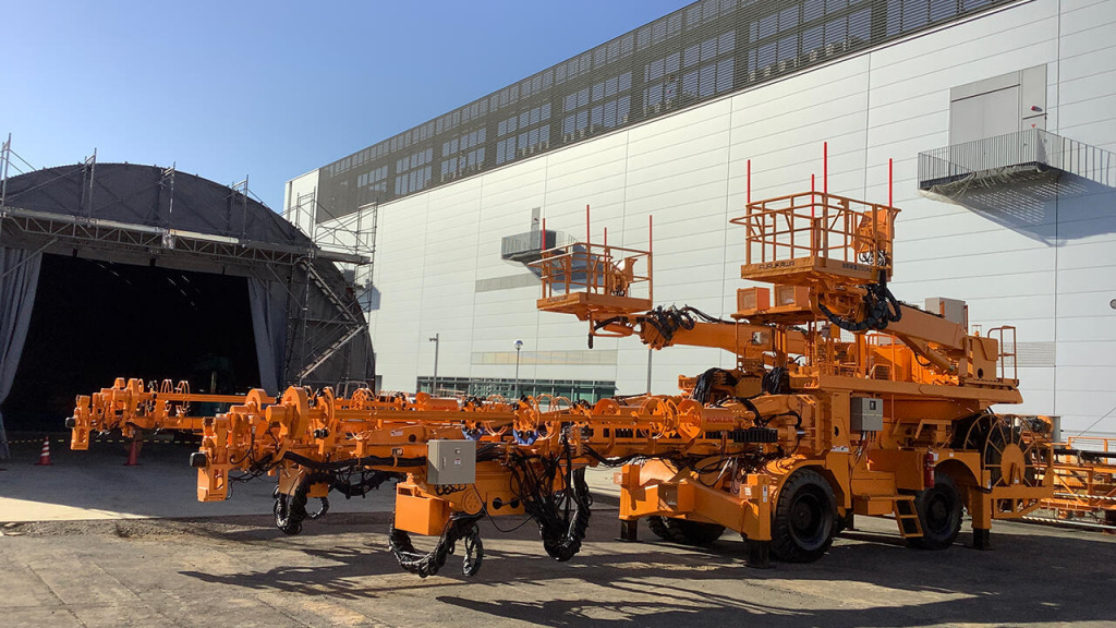 大林組が開発したロックボルト遠隔打設専用機「ロボルタス」