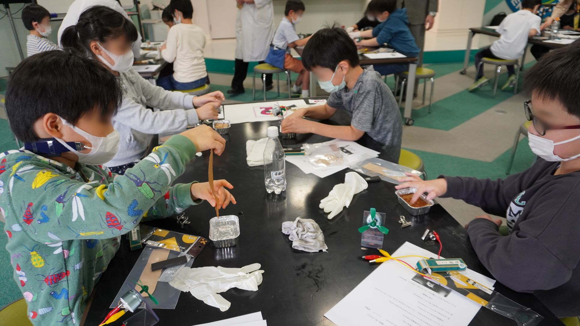 「なぜなに？かがく実験教室」は、実験を通じ化学の不思議と楽しさが体験できる