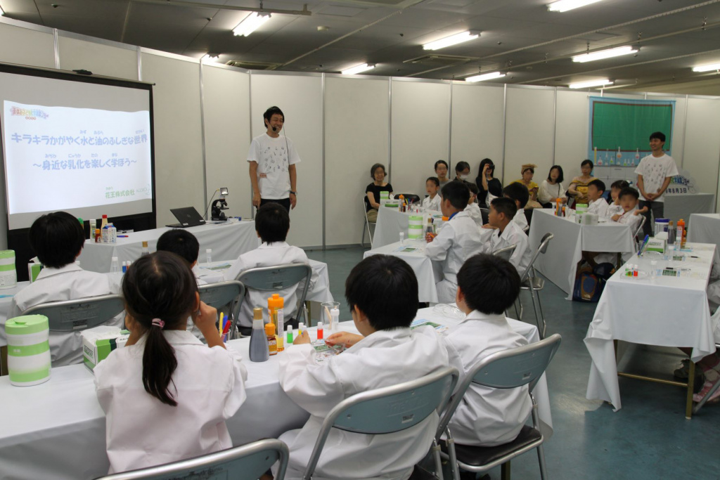 2019年に開催された「夏休み子ども化学実験ショー」