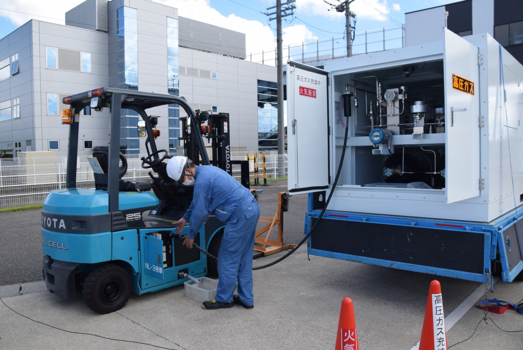 愛知県はＦＣフォークリフト普及モデル実証事業で簡易な可搬型水素充填装置の有効性を確認