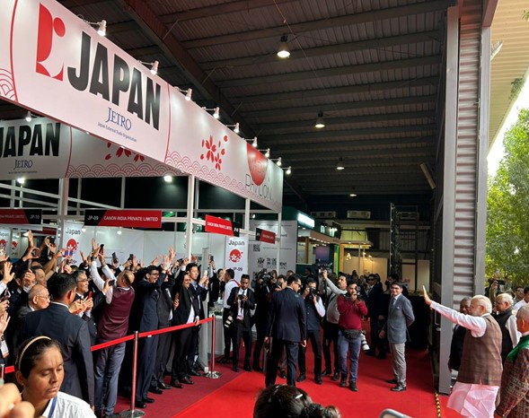 ジャパン・パビリオンでは大歓声でモディ首相をお出迎え