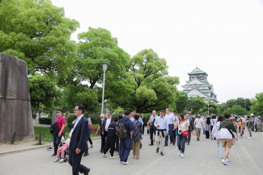 見学ツアーでは大阪城などを訪れた