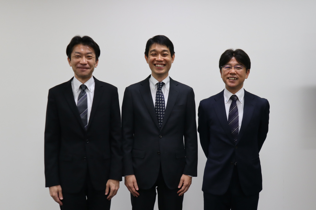 さいたま支店国民事業統轄・都築栄太氏（左）、支店長兼中小企業事業統轄・黒澤伸也氏（中央）、農林水産事業統轄・木村哲也氏（右）
