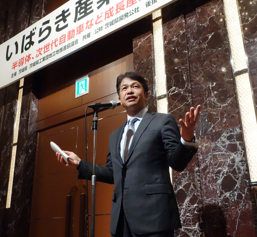 セミナーに詰めかけた参加者へ茨城県の魅力を自らＰＲする大井川和彦知事