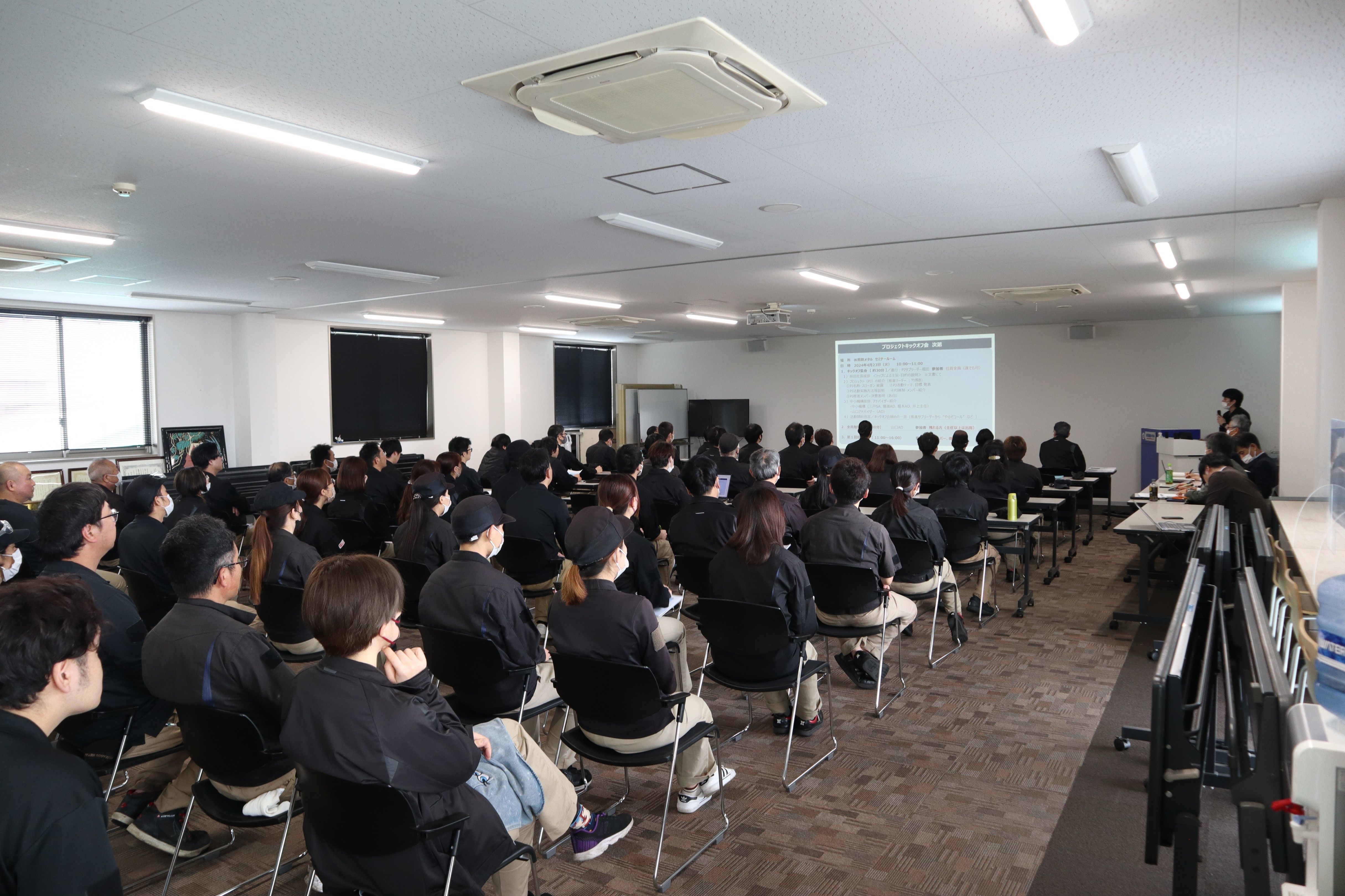 社内勉強会も随時開催し、社員の技術向上を図る