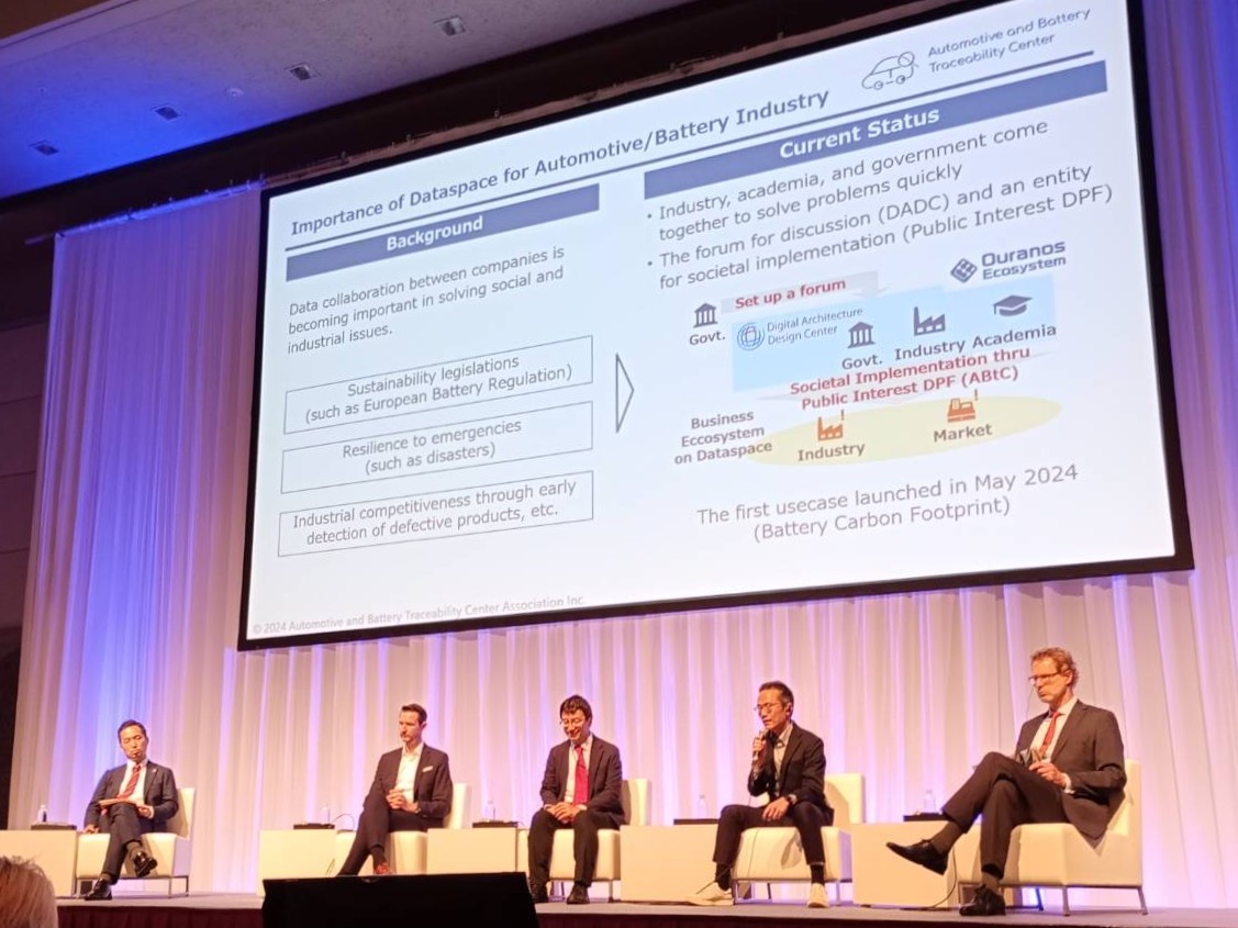 電機・情報通信技術（ＩＣＴ）の総合展示会「ＣＥＡＴＥＣ２０２４」でデータ連携基盤を説明するＡＢｔＣの藤原輝嘉代表理事（右から２人目）