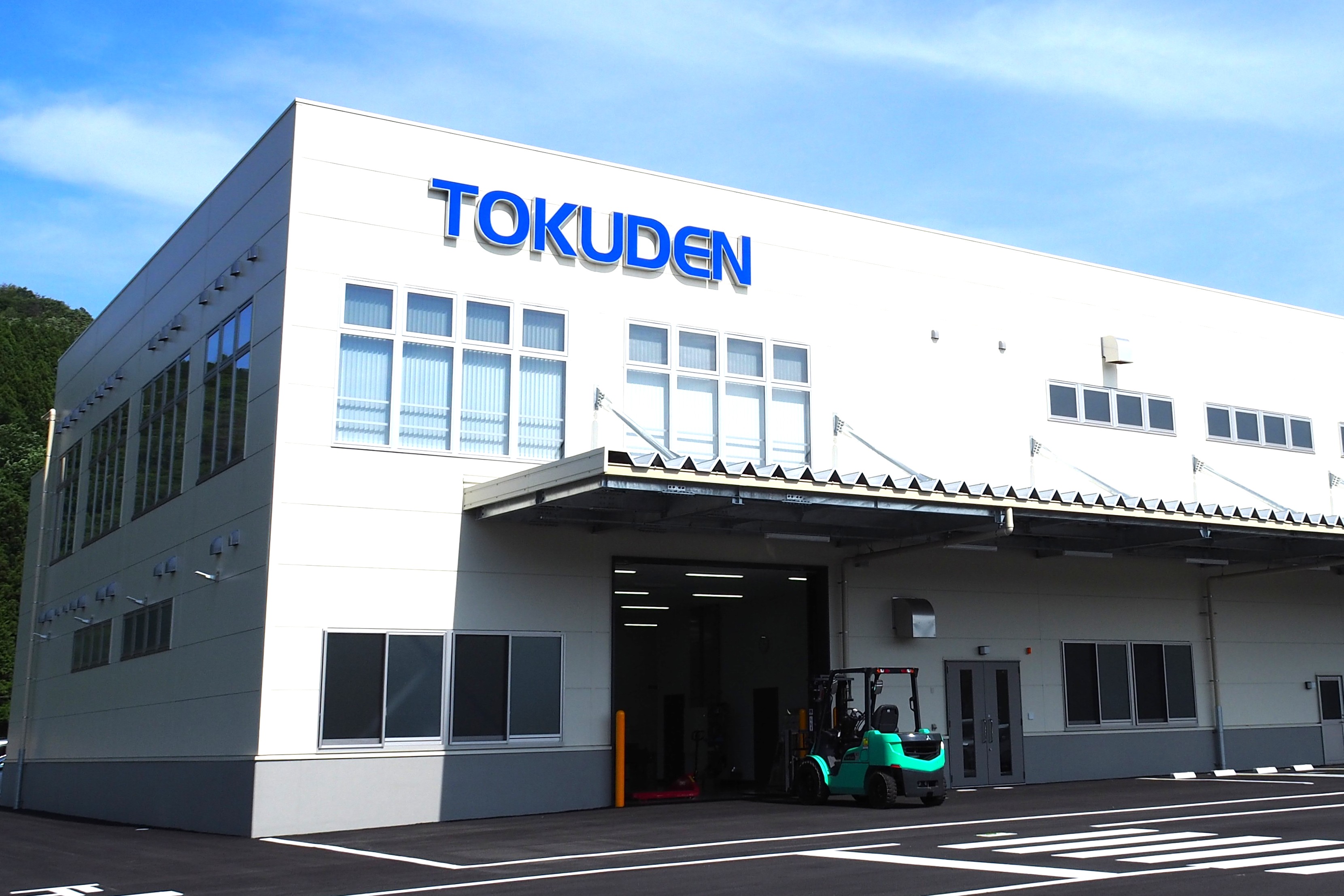トクデン（新棟の南工場外観）