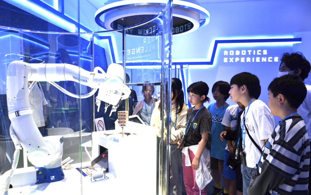 安川電機は本社併設の専用施設を通じて、子どもたちに向けてロボットの最新技術やモノづくりの楽しさを伝える（北九州市八幡西区の安川電機みらい館）