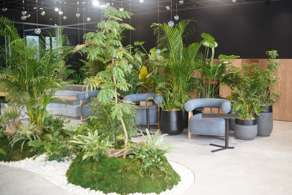 西日本鉄道が福岡市中央区に新設した本社オフィスの「集中・リラックススペース」。社員の働き方改革や新たな発想の創出につなげる