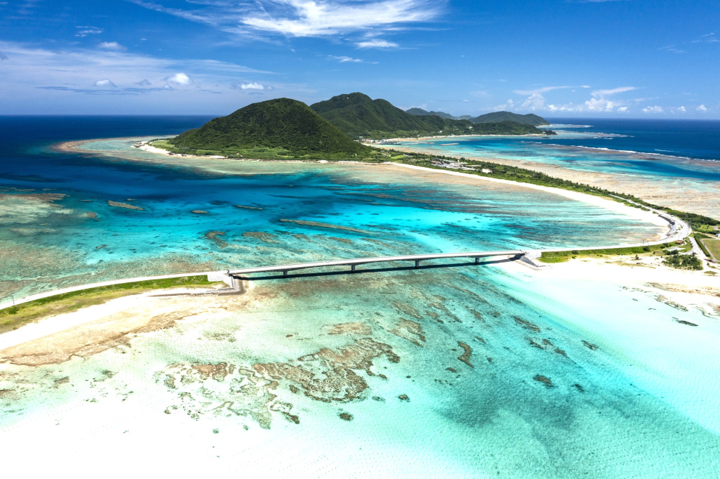 伊平屋島の南側から撮影した野甫大橋と海