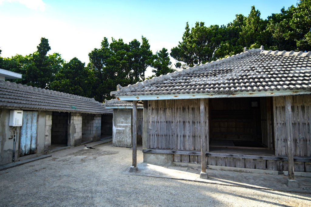 伊平屋島では平屋が並ぶ昔ながらの沖縄の風景が見られる