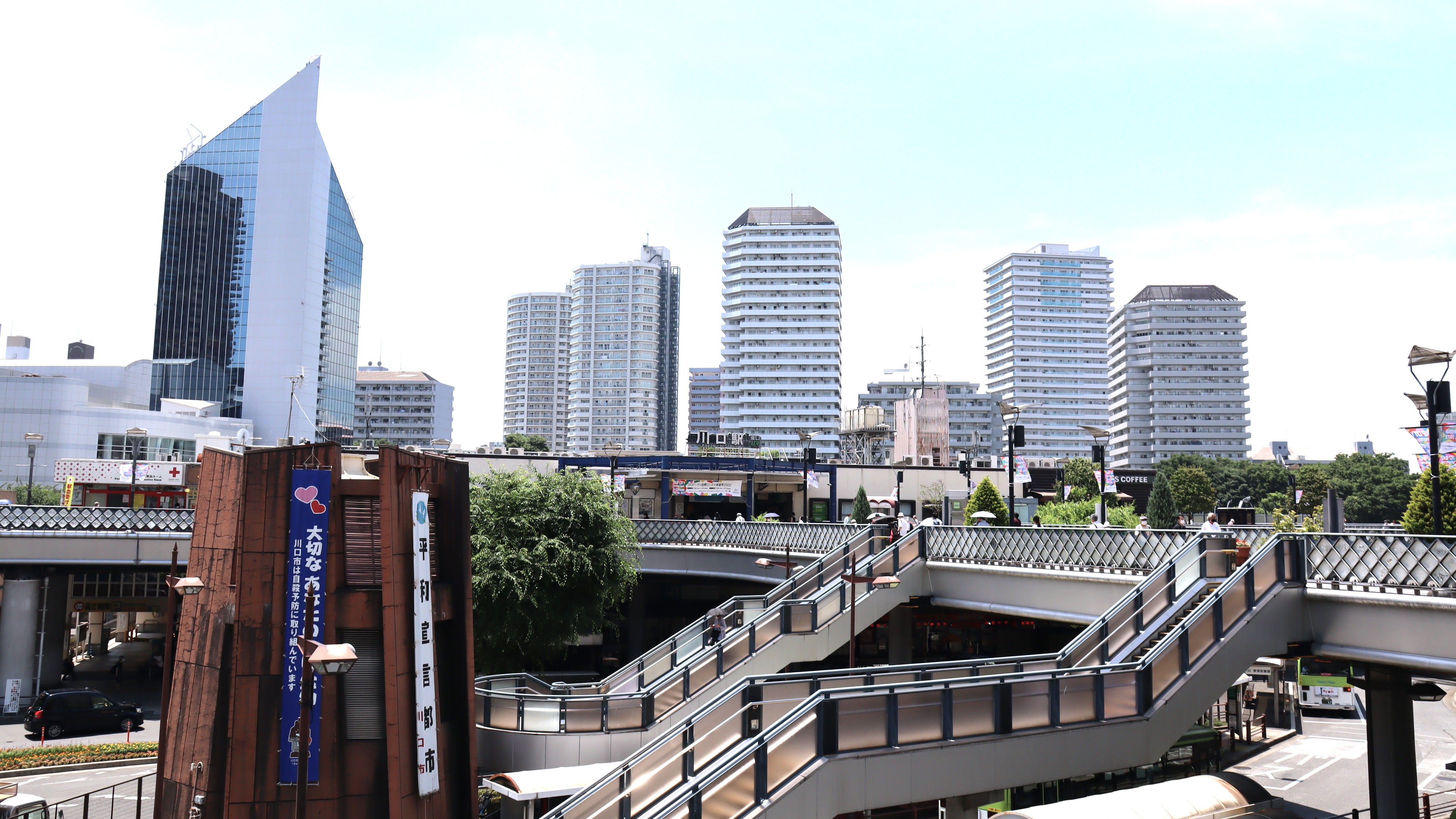 川口駅東口から西側を望む