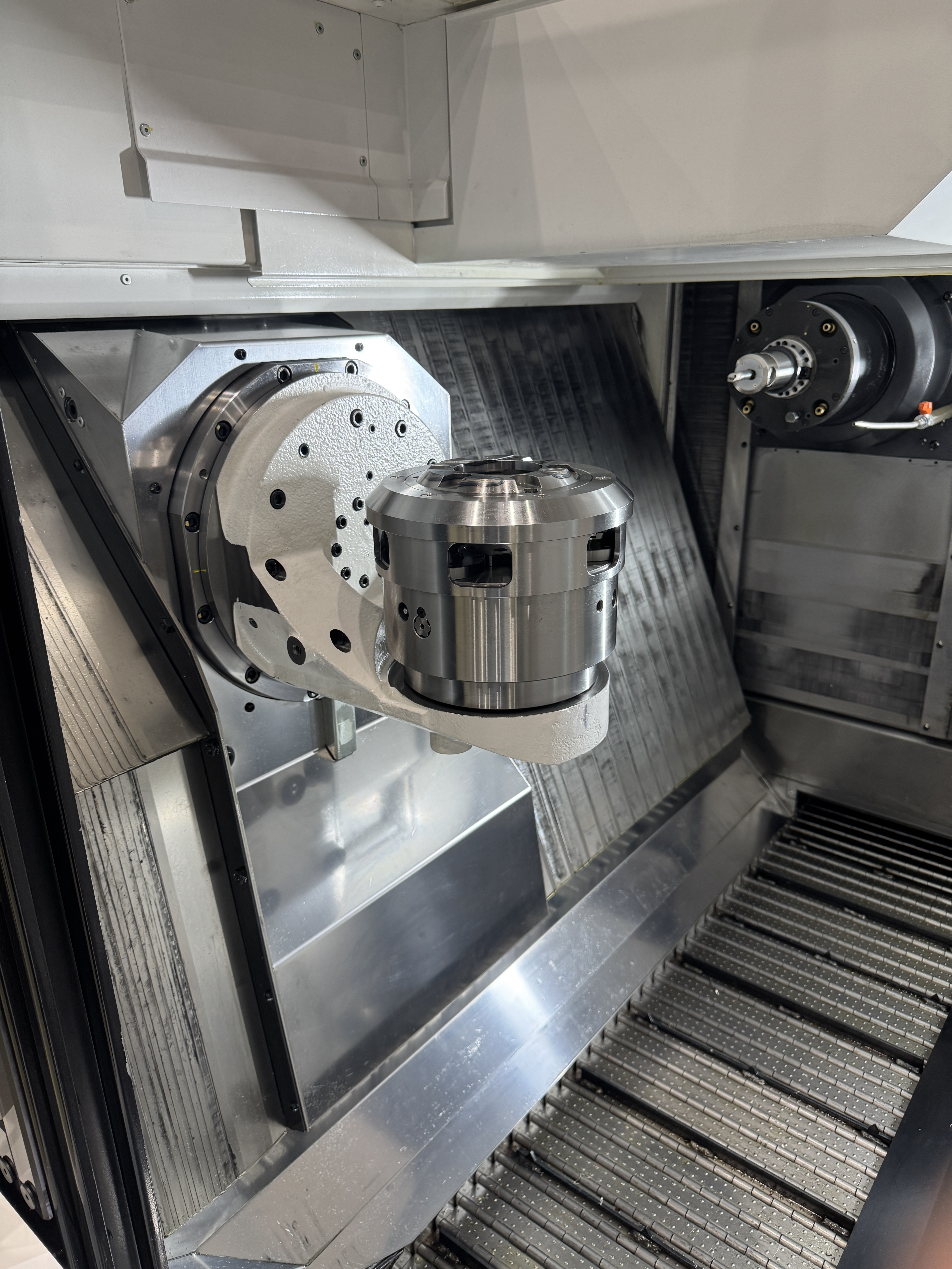 切りくずトラブルを排除する垂直面テーブル