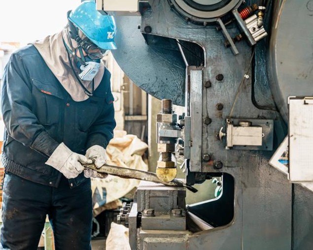 レアメタルを含むスクラップは選別、解体、精錬などを経て再資源化される（ティーエムシー提供）