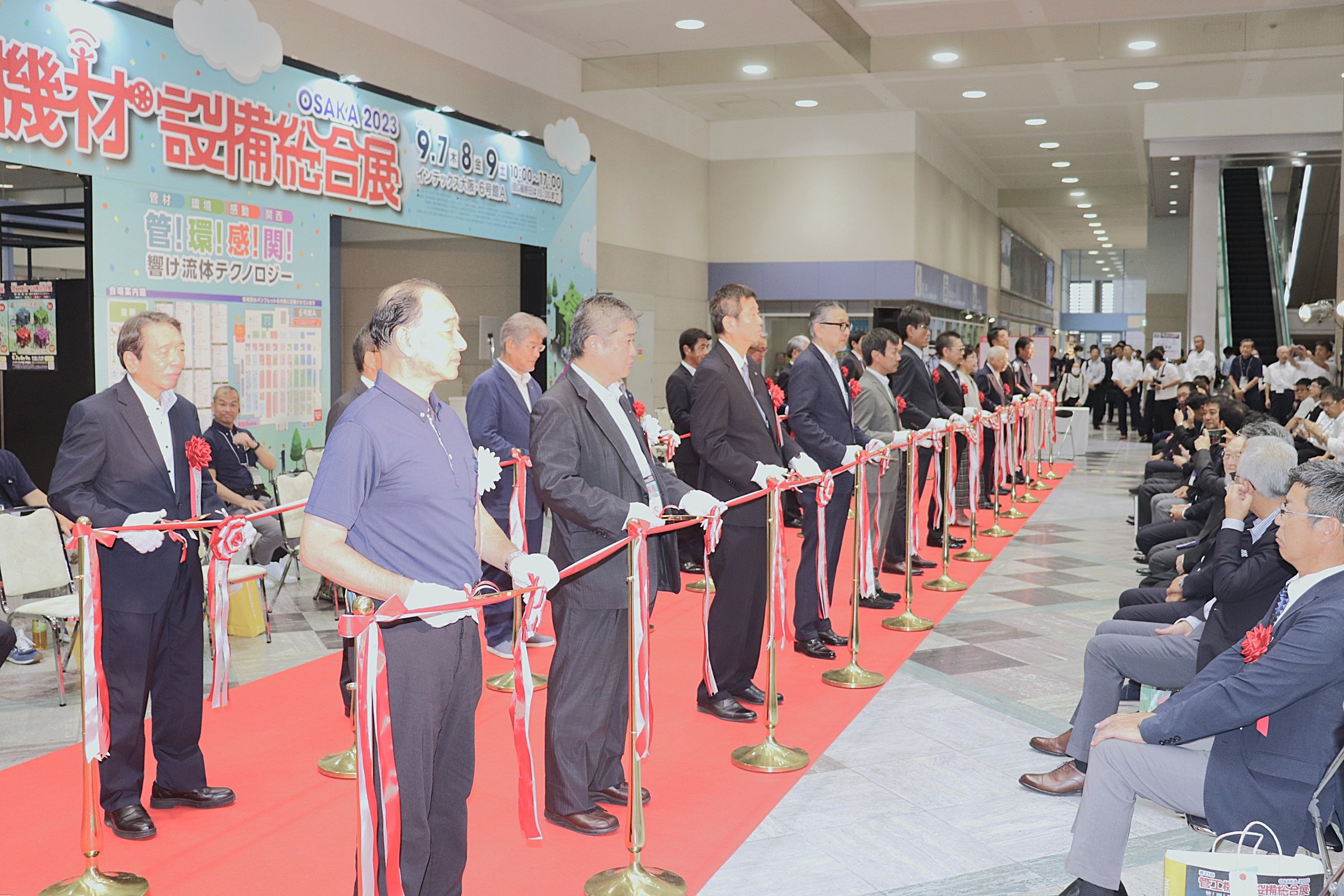 開会式テープカットの様子（管工機材・設備総合展　ＯＳＡＫＡ２０２３＝主催者提供）