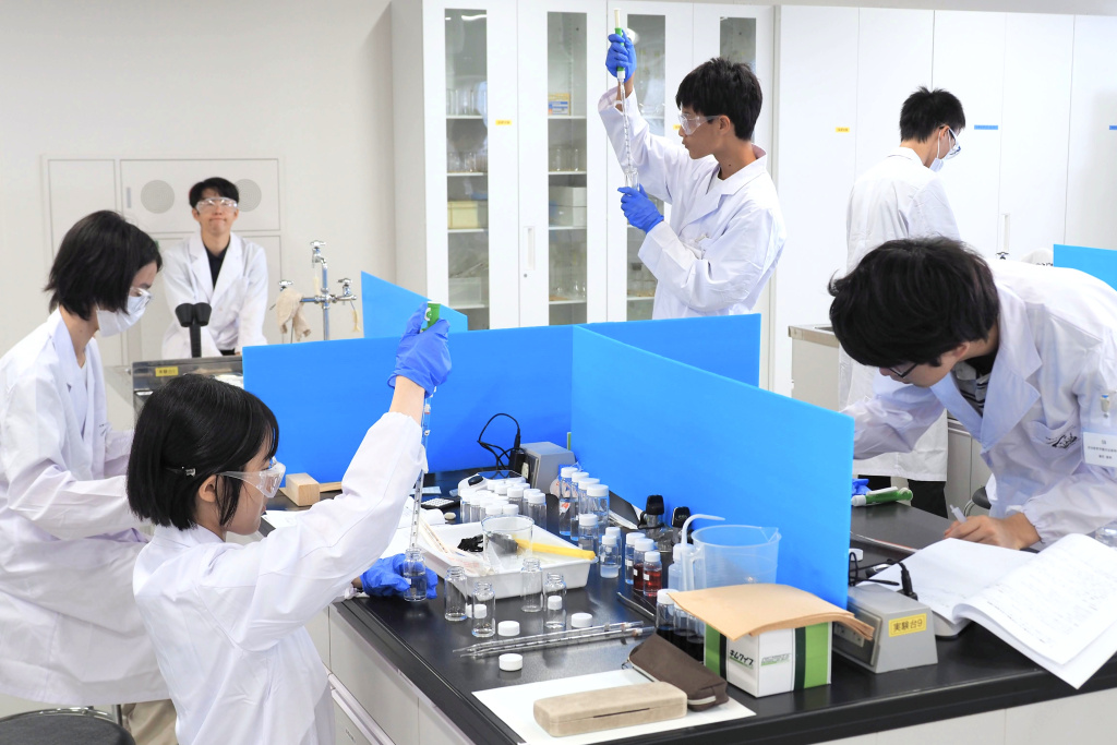 <strong>「化学グランプリ」２次選考で実験をする参加者</strong>