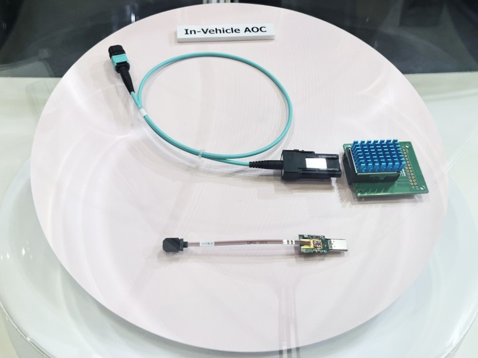 <strong>日本航空電子工業の車載向け光ケーブル</strong>（開発中）（ＣＥＡＴＥＣ２０２５で展示）