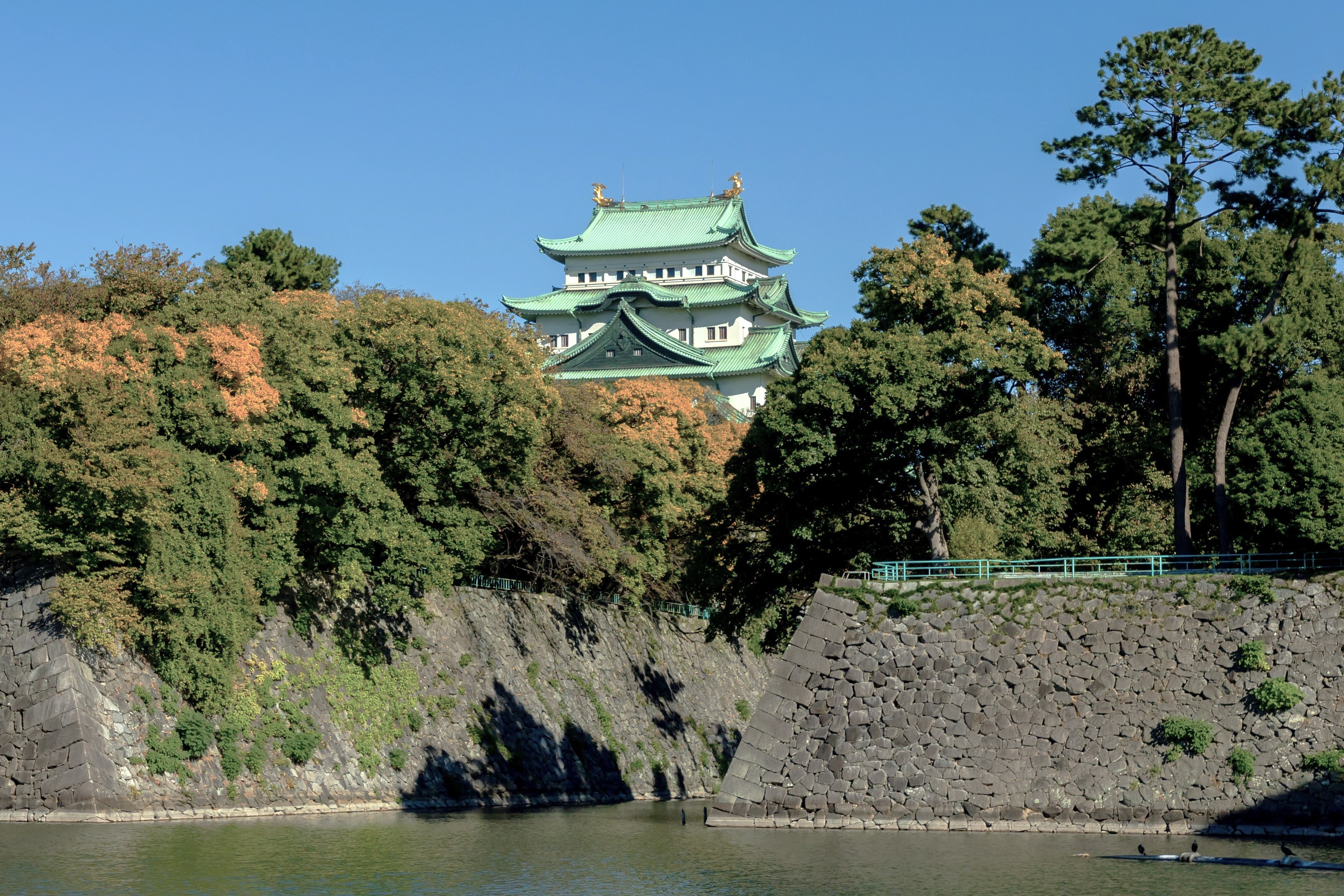 名古屋城南西の水堀で舟の運航を始める（名古屋観光コンベンションビューロー提供）