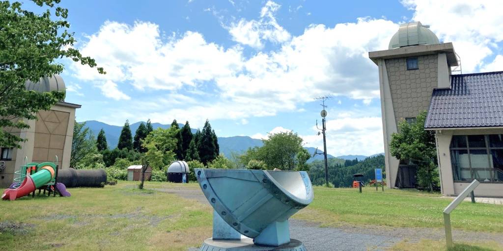 過疎地の環境と人々の生活の維持には、自然を活用したインフラ事業の展開が有効だ。鳥取市佐冶町は天文台「さじアストロパーク＝写真」などにモビリティー用蓄電システムを設置し、実証実験を進める（９面に関連記事、日本総合研究所提供）