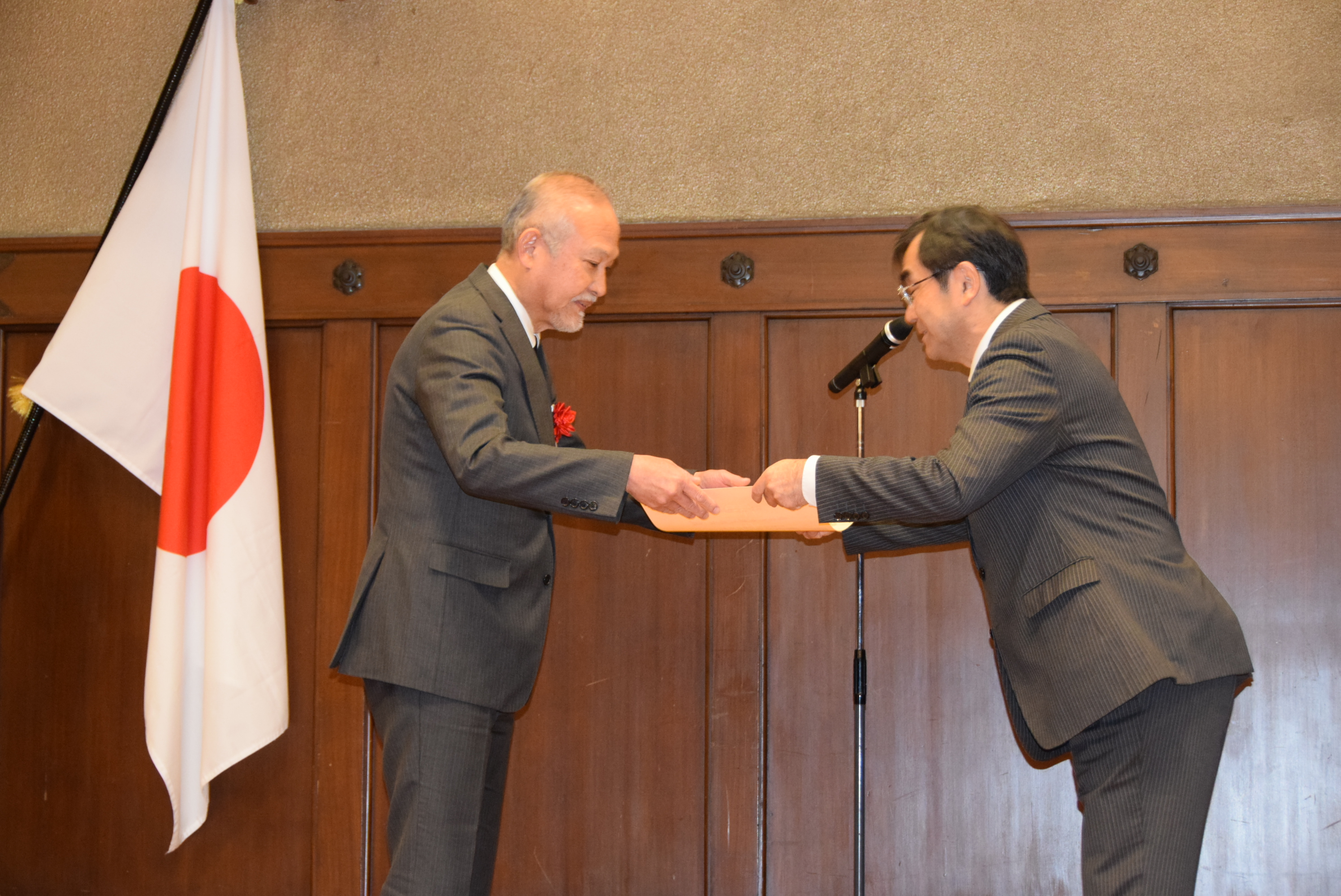 第２回かながわ脱炭素大賞で表彰を受ける馬場東京メータ社長（左）