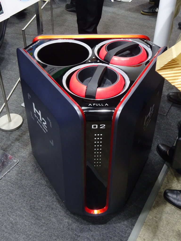 豊田合成は家庭用電源としても活用できる「ポータブル水素カートリッジ」を展示した（５月の「人とくるまのテクノロジー展２０２６ ＹＯＫＯＨＡＭＡ」）