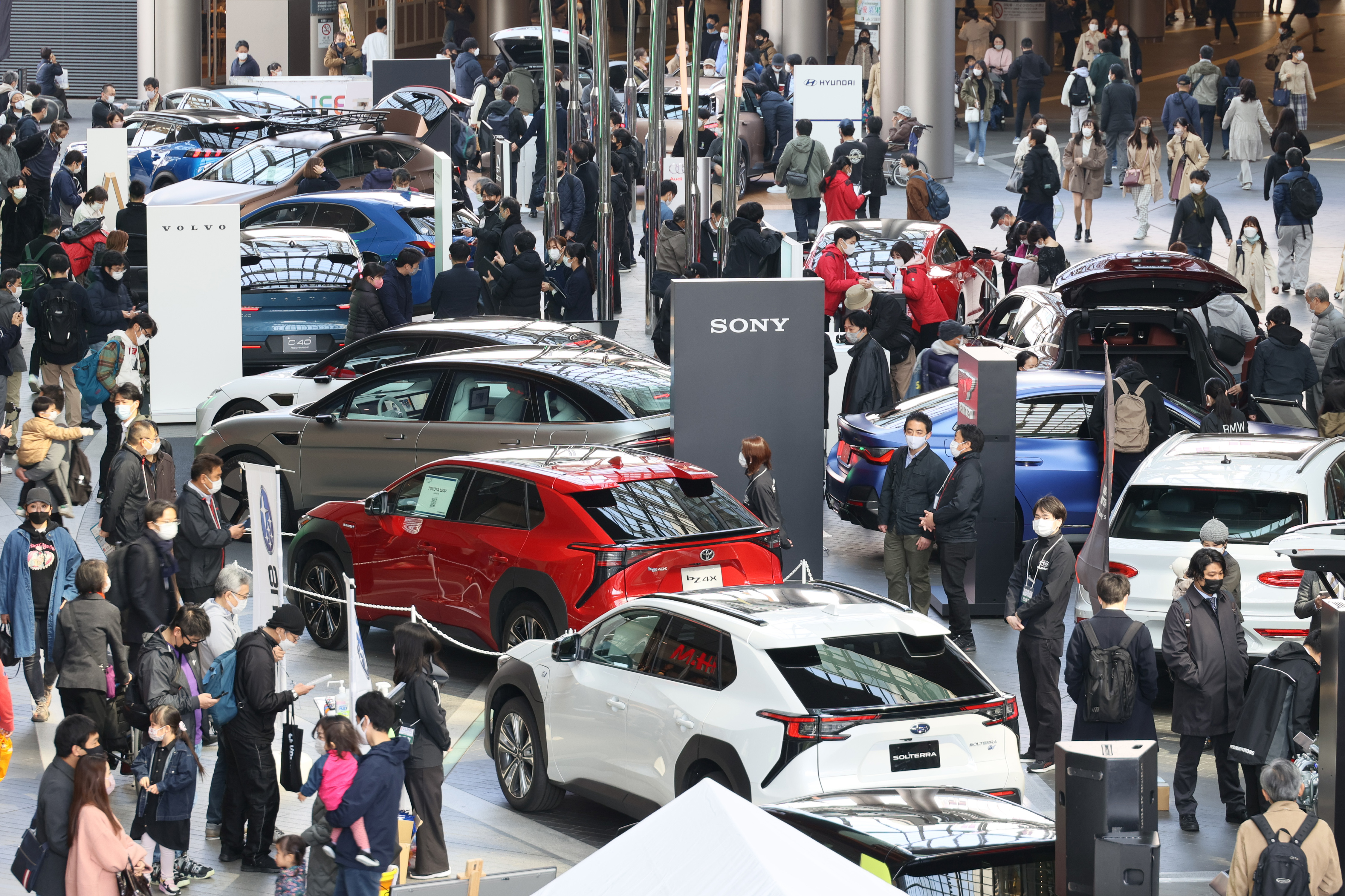 自動車産業は車両の電動化による走行時のＣＯ２排出低減を加速している（国内外の最新のＥＶ＆ＰＨＥＶを集めた展示会「EV：LIFE FUTAKOTAMAGAWA 2022」