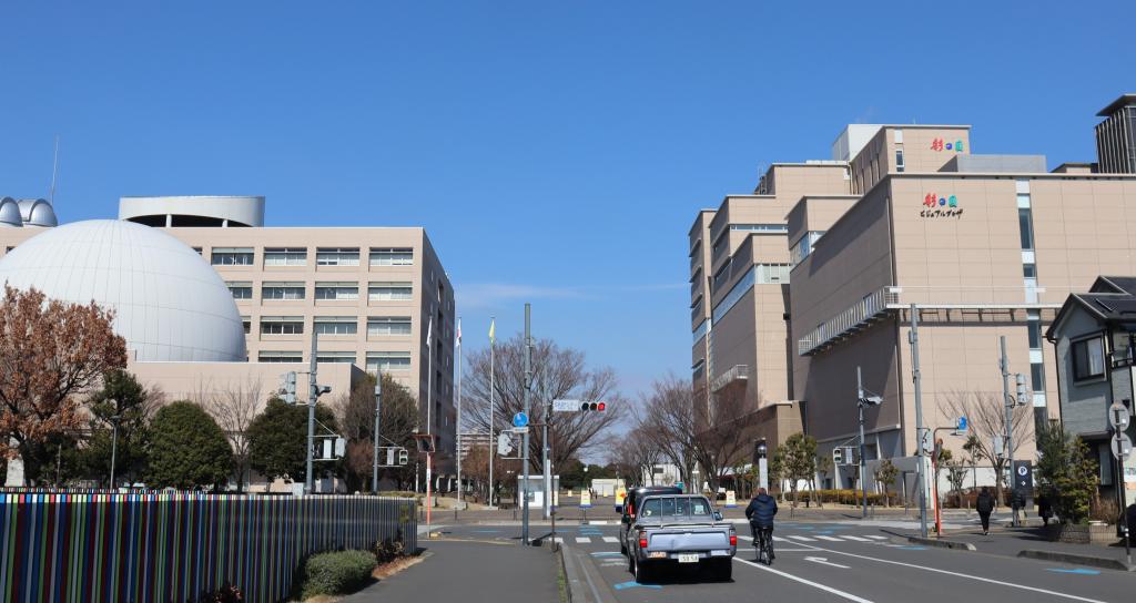 ＳＫＩＰシティの入り口。左側が行政施設、右側が映像産業拠点施設。中央奥にＣ街区を整備する