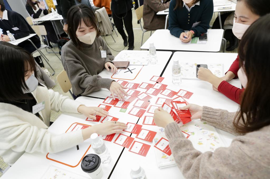 武庫川女子大でのグループワークの様子（日本イーライリリー提供）