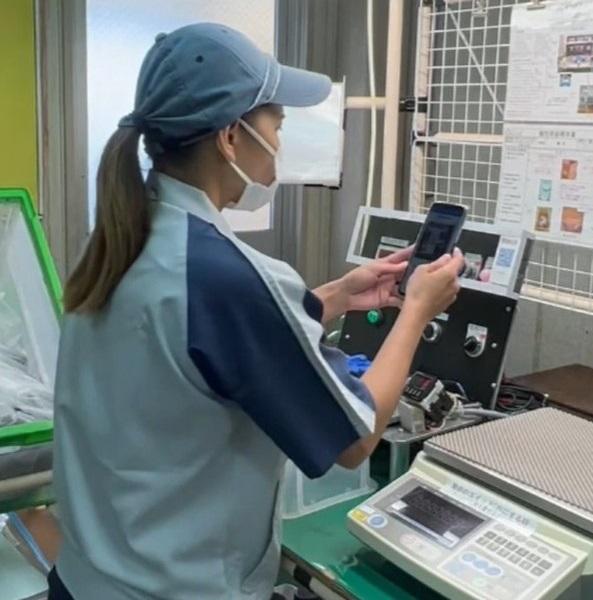 作業開始前にＱＲコードを読み込むＳａａＳの「軽減くん」
