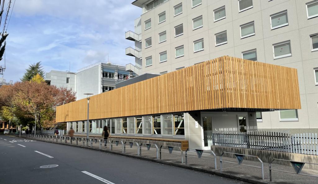 木材組み立て加工・デジタル加工機器などを設置した建築ものづくり工房（横浜キャンパス３１号館）