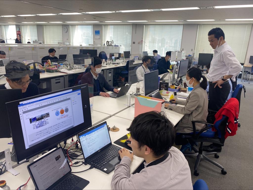 本社の情報・通信部門の情報産業ビジネス部の半数はグループ会社からの出向で、人材交流が進む（伊藤忠商事）