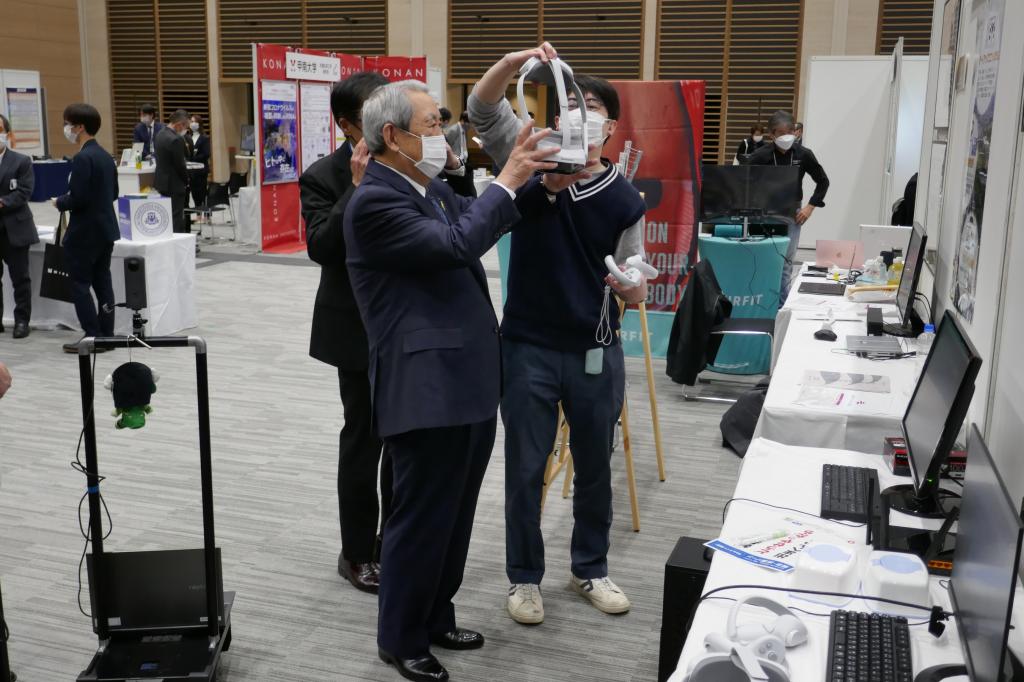 大学・研究機関による展示会を訪れた松本関経連会長