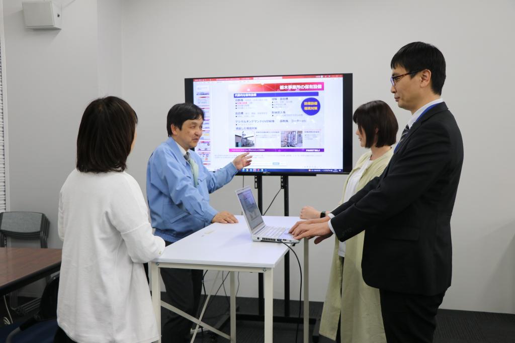 営業戦略を説明する渡辺取締役（左から２人目）