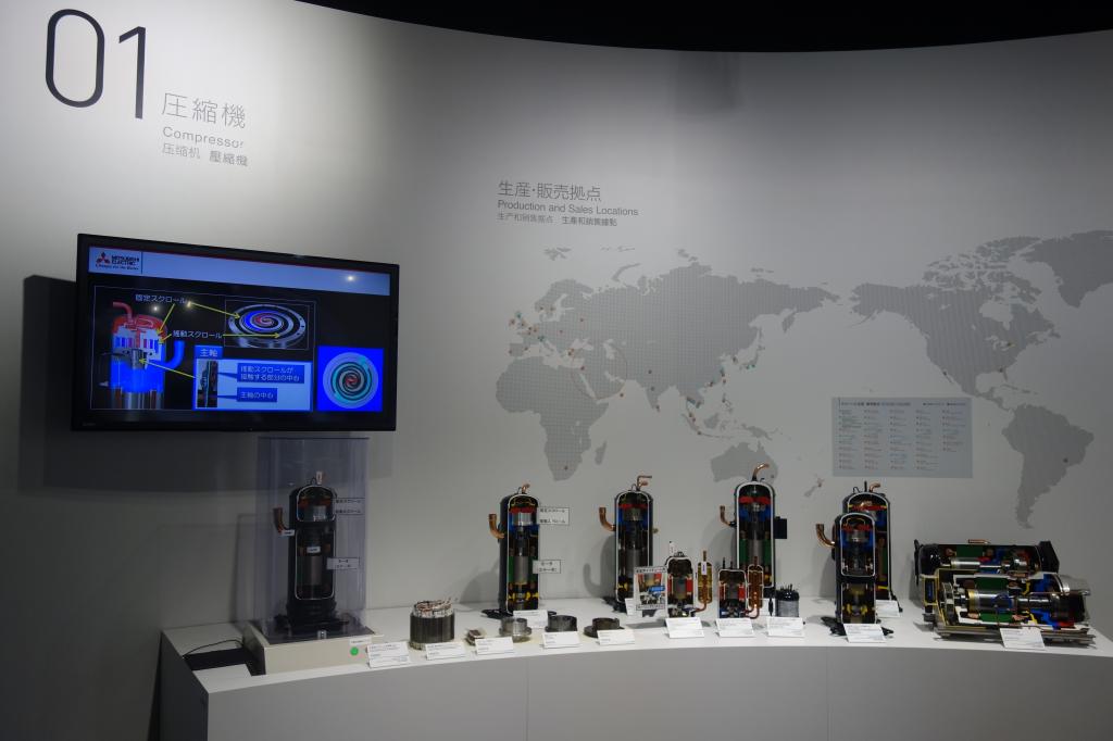 三菱電機冷熱システム製作所のショールームでは、基幹部品である圧縮機のカットモデルを展示している