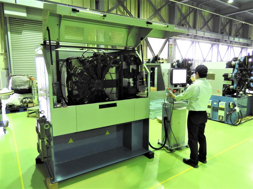 金型に関する提案力を強化し、板バネ用マルチフォーミングマシンを拡販