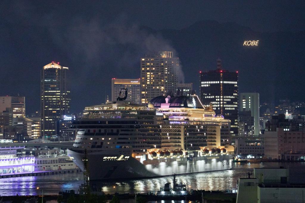 神戸港を発ち、広島港に向かうクルーズ船「ＭＳＣベリッシマ」