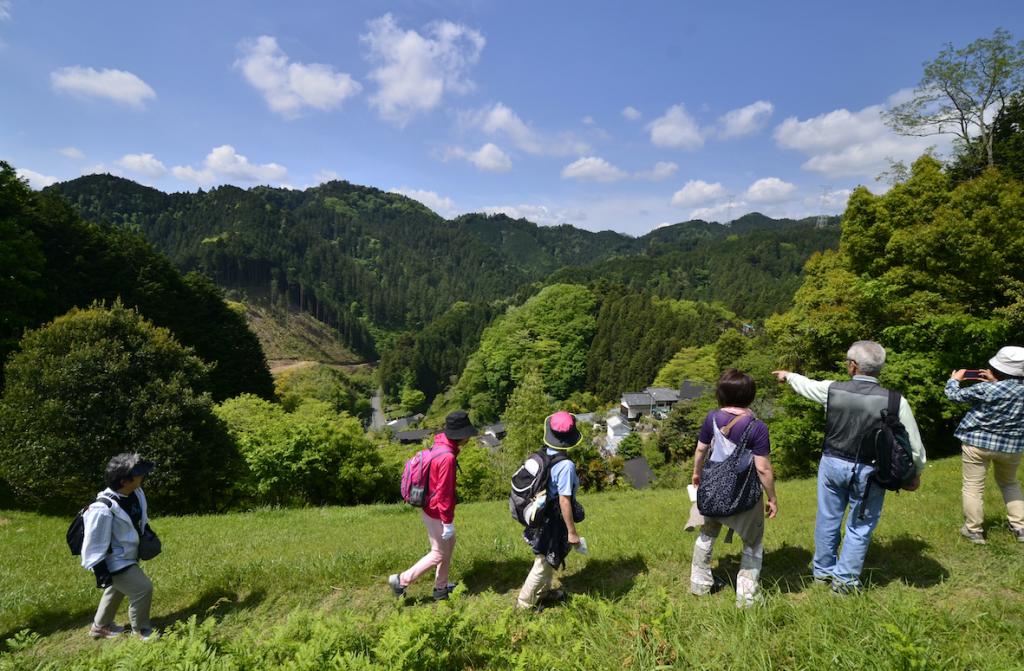 山間の集落を巡り、買い物を楽しむエコツアー「お散歩マーケット」を開催している飯能市南高麗地区