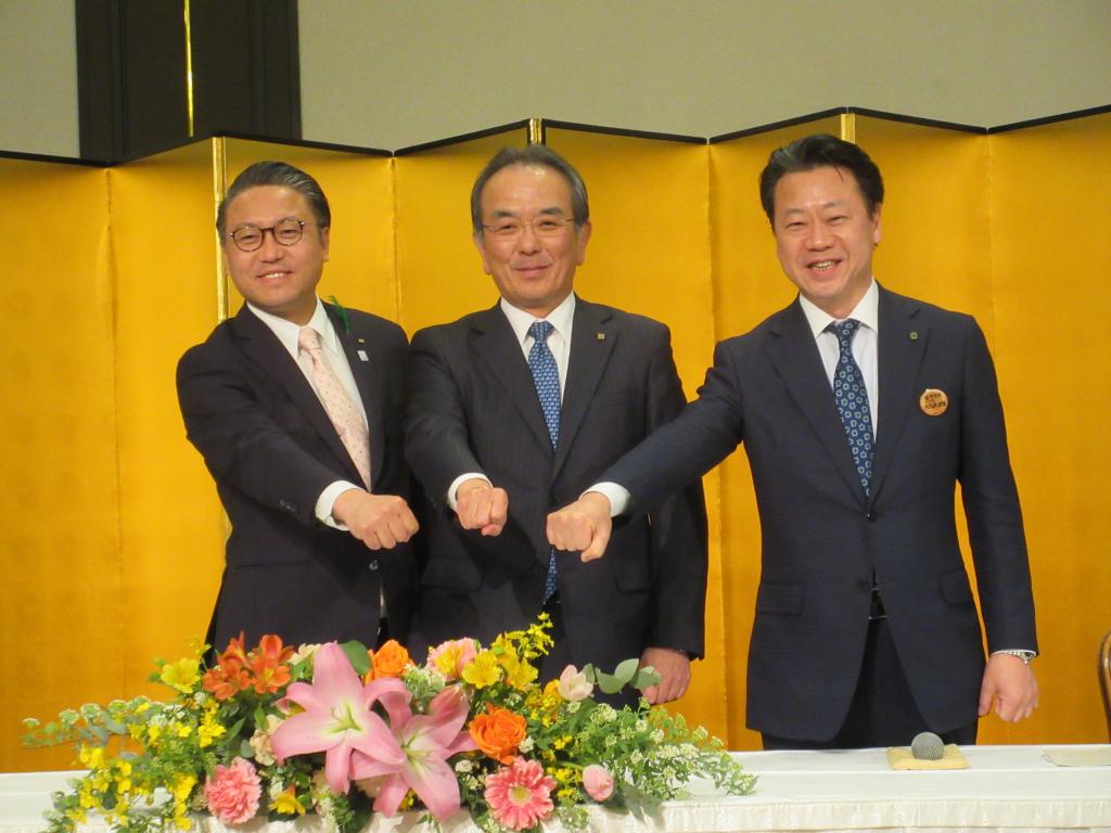 京セラは長崎や鹿児島で投資を決めた（長崎県、諫早市との立地協定調印式、４月。長崎県産業振興財団提供）