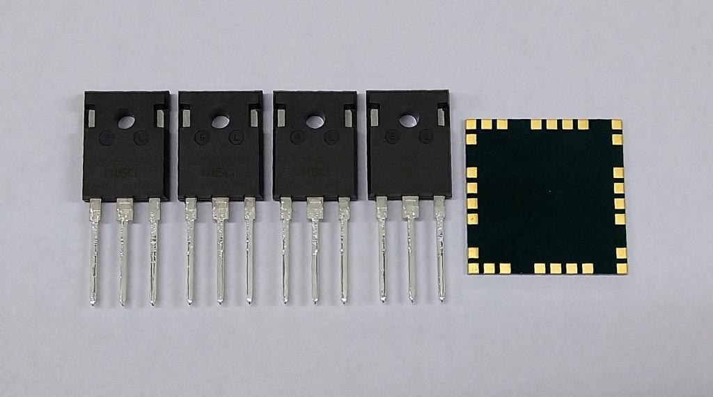 部品内蔵技術を生かして開発したパワーモジュール（右）。左のモジュール４個分を一つに集約した（NEDOのプログラムに採択）