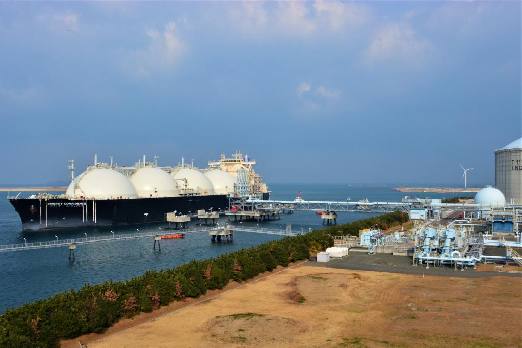 西部ガスホールディングスはグループを挙げて脱炭素化に挑む（ひびきＬＮＧ基地へのカーボンニュートラルＬＮＧ積載船の入港）