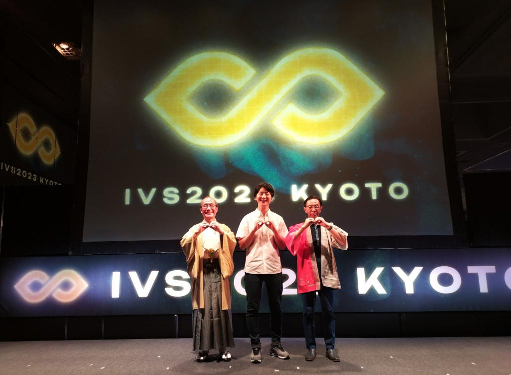 「ＩＶＳ２０２３　ＫＹＯＴＯ」の開会式典に臨む門川大作京都市長、ＩＶＳ運営会社の島川敏明代表、西脇隆俊京都知事（左から