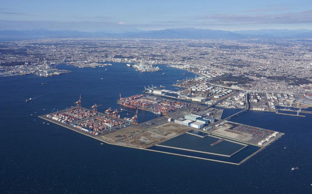 水深18ｍ岸壁を有する南本牧ふ頭（横浜市港湾局提供）