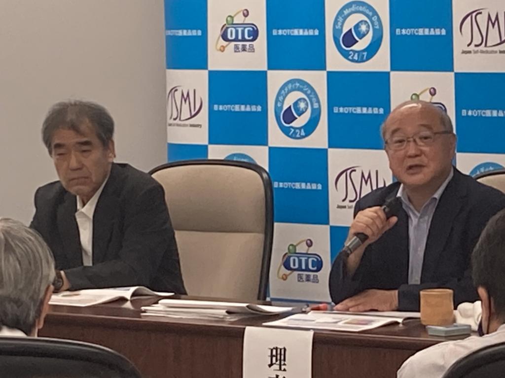 記者会見する日本ＯＴＣ医薬品協会の磯部総一郎理事長（右）と山本雅俊製薬委員長