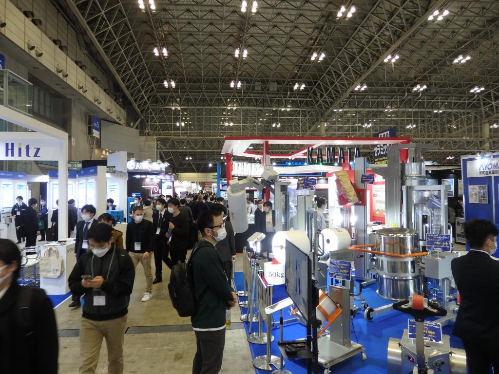 実機の稼働状況を見学できるのがリアル展の魅力。多くの来場者で賑わった（2022年の会場）