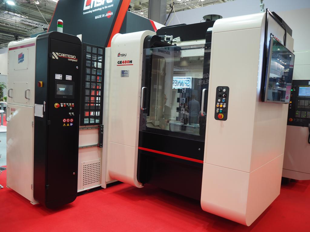 エンシュウはイタリアの代理店の協力のもとロボットシステムを組み合わせた「ＧＥ４８０Ｈ」をＰＲ