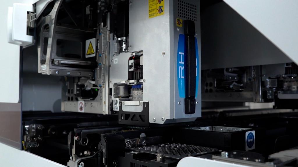 図２　電子部品実装ロボットの部品吸着ヘッド位置決め機構の例