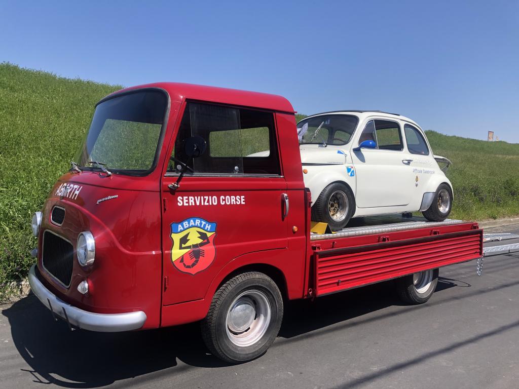 １９５９年製のイタリア・フィアットの赤い小型トラック「１１００Ｔ／Ｎ」をブースに展示する