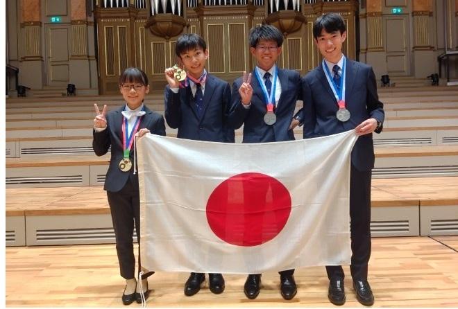 左から山之内さん・松坂さん・田中さん・鈴木さん（写真提供＝日本化学会）