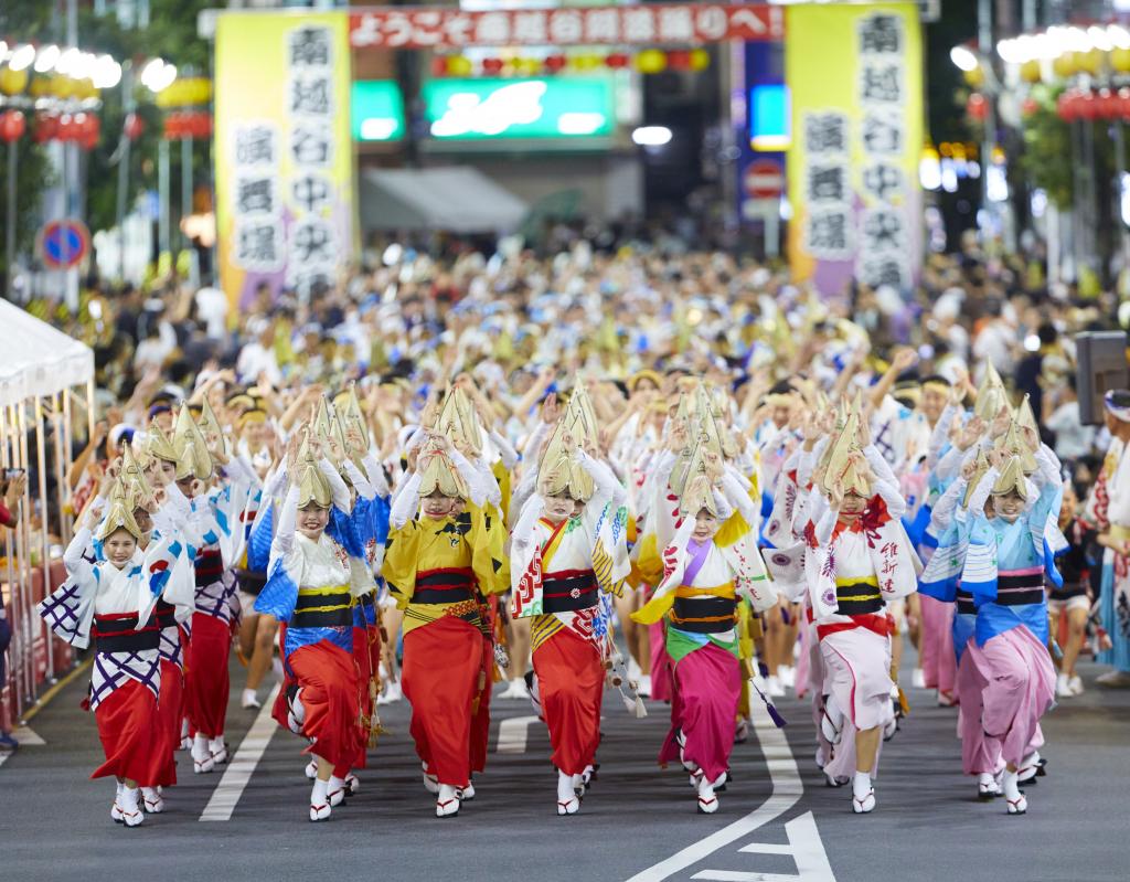 南越谷阿波踊りでは、美しく力強い踊りが披露された